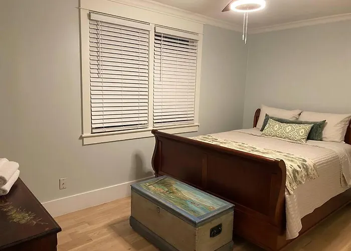 Walk To Bay Street And Historic Downtown Beaufort! Close To Parris Island Mcrd!!