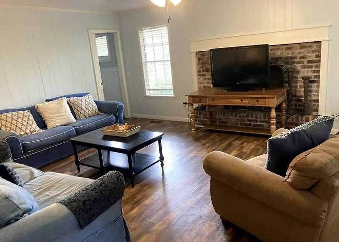 Tucked Away Newly Renovated 4 Bedroom 2 Bath Sleeps 12
