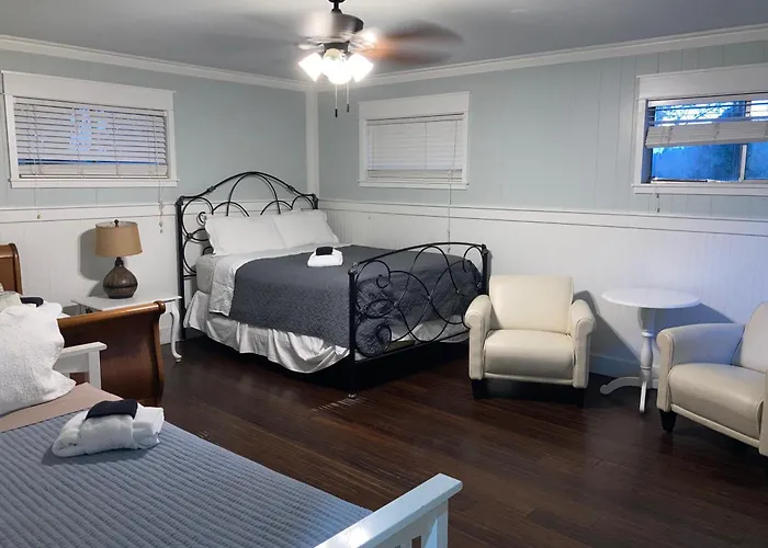 Tucked Away Newly Renovated 4 Bedroom 2 Bath Sleeps 12